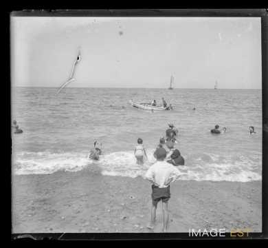 Plage et baigneurs (Dieppe)