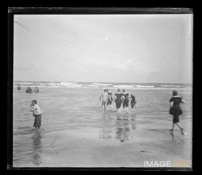 Plage et baigneurs (Dieppe)