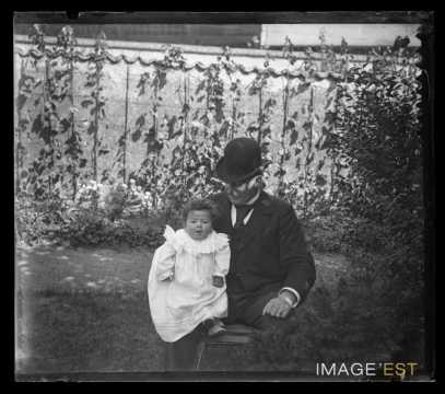 Portrait d'un homme portant un nourrisson (Nancy)