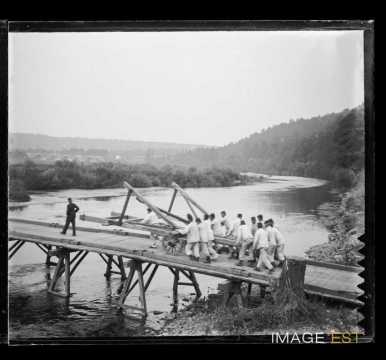 Militaires sur un pont (Liverdun)