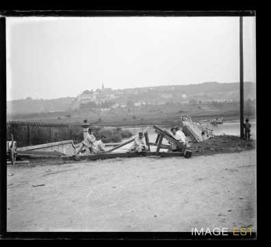 Militaires sur un pont (Liverdun)