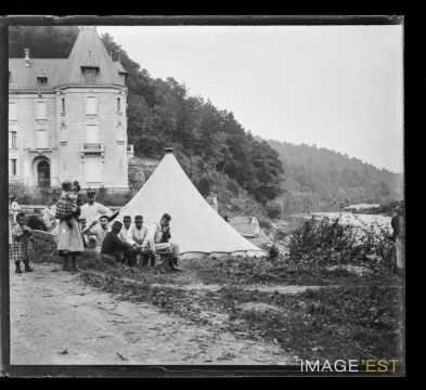 Militaires au repos près du château de la Flie (Liverdun)