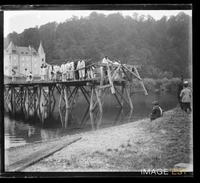 Construction d'un pont près du château de la Flie (Liverdun)