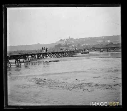 Militaires sur un pont (Liverdun)