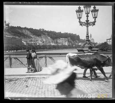 Promeneurs sur le pont Mozart (Salzbourg)