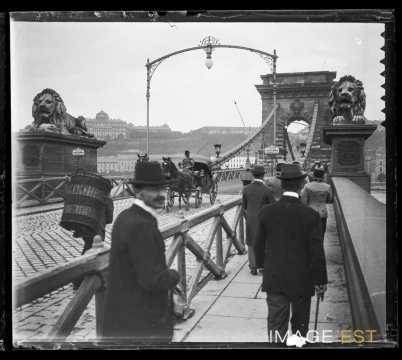 Sur le pont des Chaînes (Budapest)