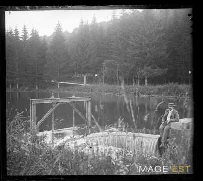 Homme près d'une écluse (Gondreville ?)