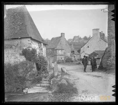Une rue (Sainte-Suzanne-et-Chammes)