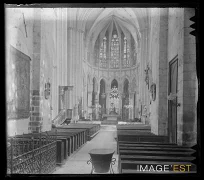Intérieur de la basilique Notre-Dame de l'Épine (Évron)
