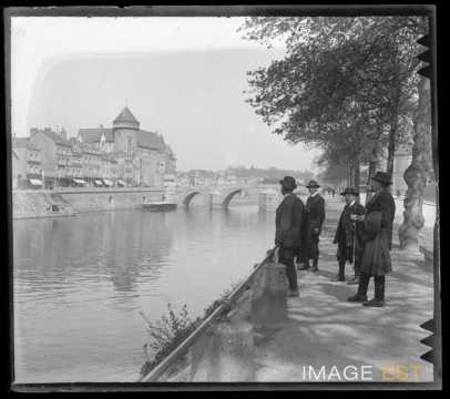 Quai Paul Boudet au bord de la Mayenne (Laval)