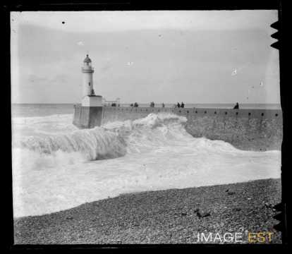 Phare et jetée (Le Tréport)