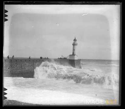 Phare et jetée (Le Tréport)
