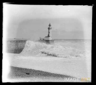 Phare et jetée (Le Tréport)