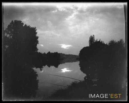 Pêcheur au bord d'une rivière