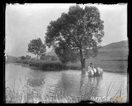 Homme traversant un cours d'eau