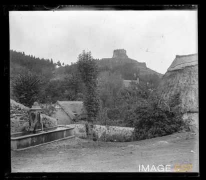 Habitation rurale et fontaine (Murol)