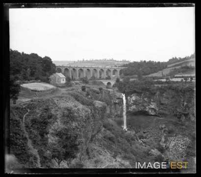 Viaduc et cascade (Salins)