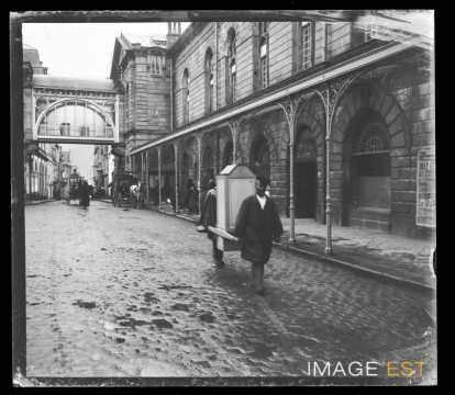 Transport d'une chaise à porteur (Mont-Dore)