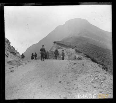 Groupe de randonneurs (Puy-de-Dôme ?)