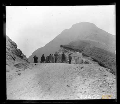 Groupe de randonneurs (Puy-de-Dôme ?)