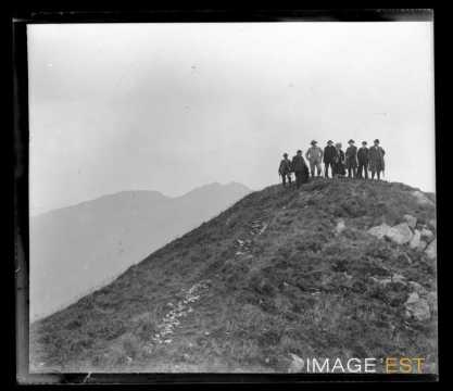 Groupe de randonneurs (Puy-de-Dôme ?)