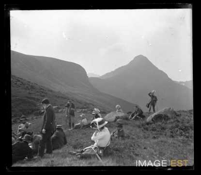 Groupe de randonneurs (Puy-de-Dôme ?)