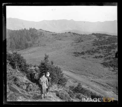 Groupe de randonneurs (Puy-de-Dôme ?)
