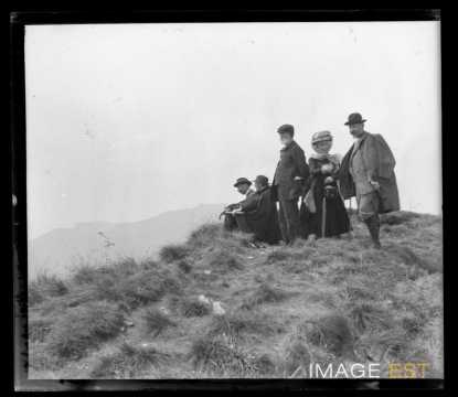 Groupe de randonneurs (Puy-de-Dôme ?)