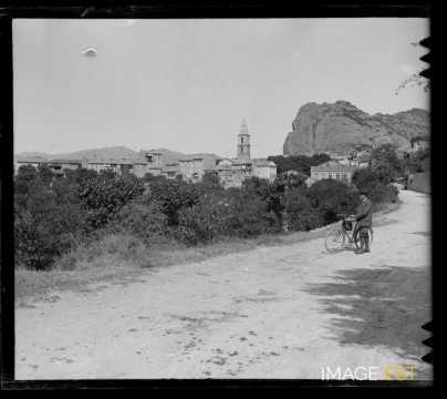 Cycliste sur une route (Les Mées)