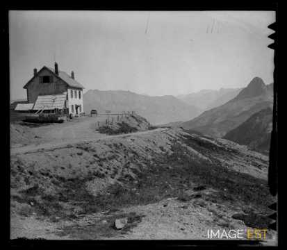 Refuge du col d'Allos sur la route des Alpes (Alpes-de-Haute-Provence)