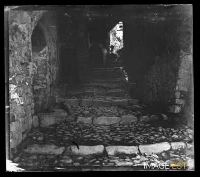 Escalier dans une ruelle (Alpes-de-Haute-Provence)