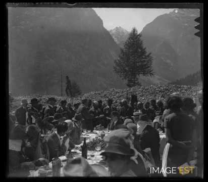 Autour d'une table (Hautes-Alpes ?)