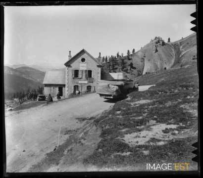Automobile omnibus devant le refuge Napoléon (Col de l'Izoard)