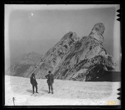 Deux randonneurs sur le col du Varo (Haute-Savoie)