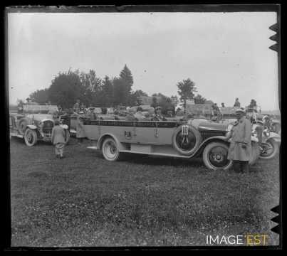 Groupe de randonneurs dans une automobile omnibus (Aix-les-Bains)