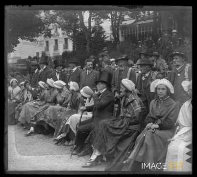 Femmes et hommes en costume traditionnel (Aix-les-Bains)