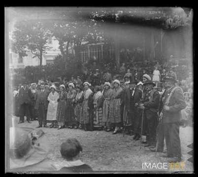 Femmes et hommes en costume traditionnel (Aix-les-Bains)