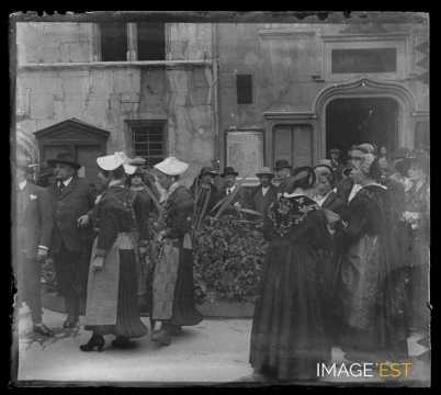 Femmes en costume traditionnel (Aix-les-Bains)
