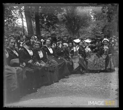 Femmes en costume traditionnel (Aix-les-Bains)