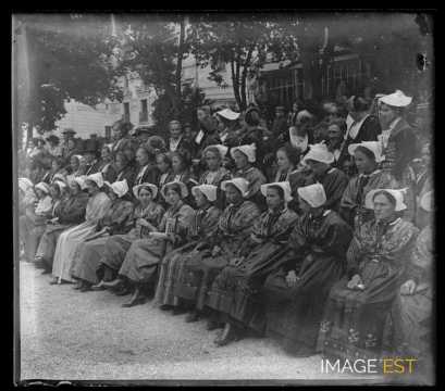 Femmes en costume traditionnel (Aix-les-Bains)