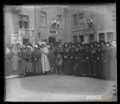 Femmes et hommes en costume traditionnel (Aix-les-Bains)