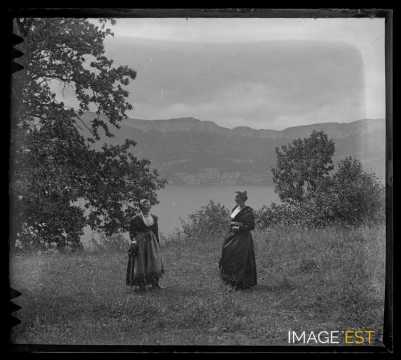 Deux femmes en costume traditionnel (Aix-les-Bains)
