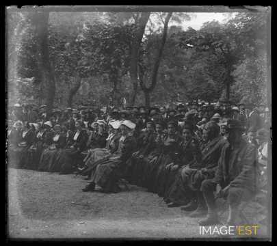 Femmes et hommes en costume traditionnel (Aix-les-Bains)