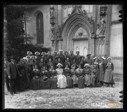 Femmes et hommes en costume traditionnel (Aix-les-Bains)