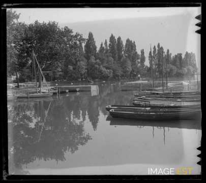Ponton sur les rives du Lac du Bourget (Savoie)