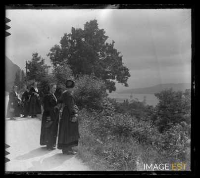Femmes en costume traditionnel (Aix-les-Bains)