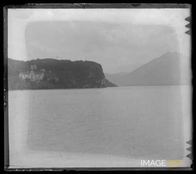 Lac d'Annecy et le palace (Menthon-Saint-Bernard)
