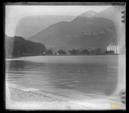 Sur les rives du lac d'Annecy (Menthon-Saint-Bernard)