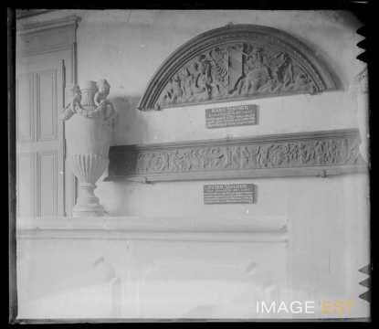 Frise et fronton de Peter et Hans Vischer (Château de Montrottier)