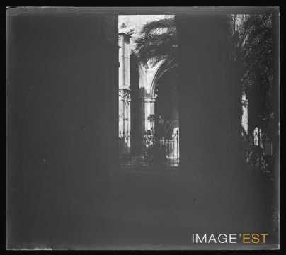 Intérieur d'une église (Barcelone ?)